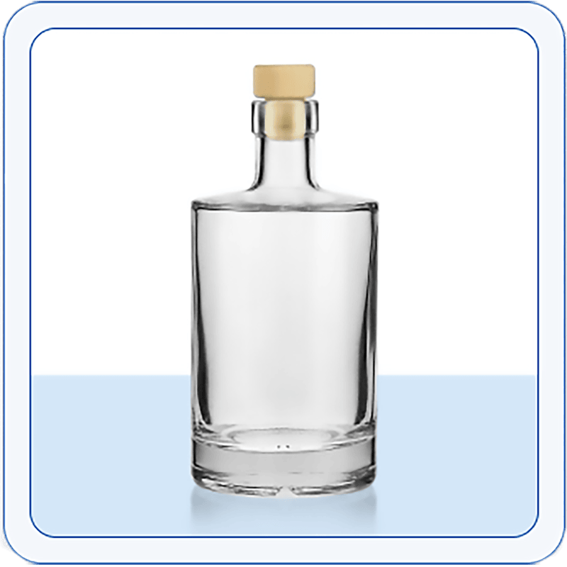 Beyaz zemin üzerinde 500 ml hacimli mantar cam şişe